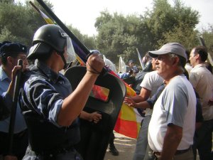 Reprimen protesta contra mineras
